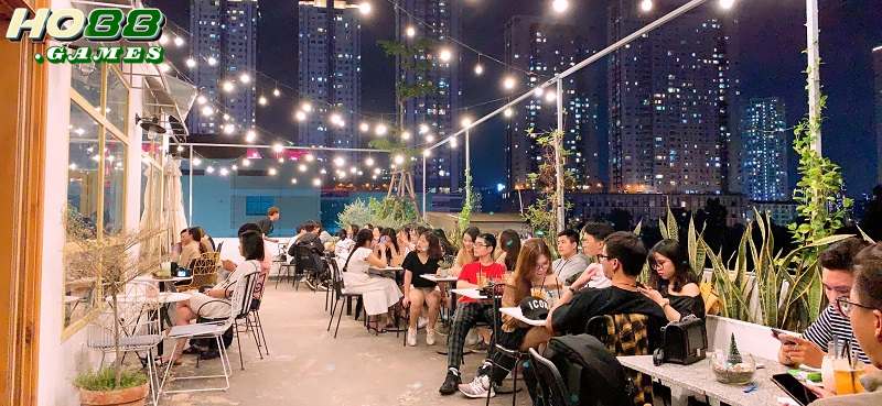 cac-quan-ca-phe-xem-bong-da-3 Nắng Rooftop Coffee là một trong các quán cafe xem bóng đá đông khách nhất TPHCM